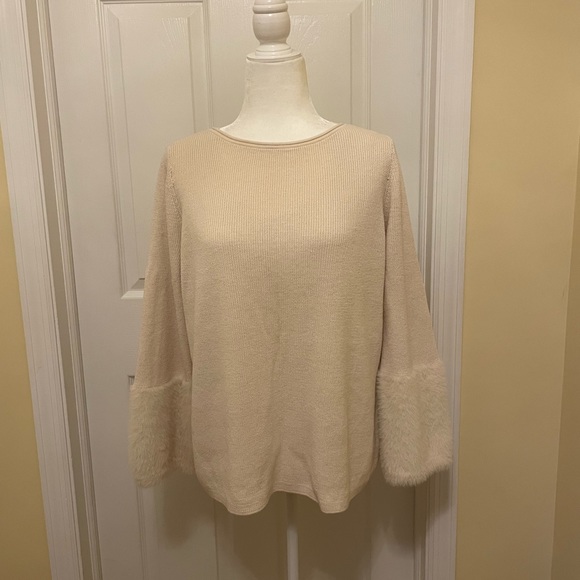 Cream sweater with faux fur cuffs - Picture 4 of 8